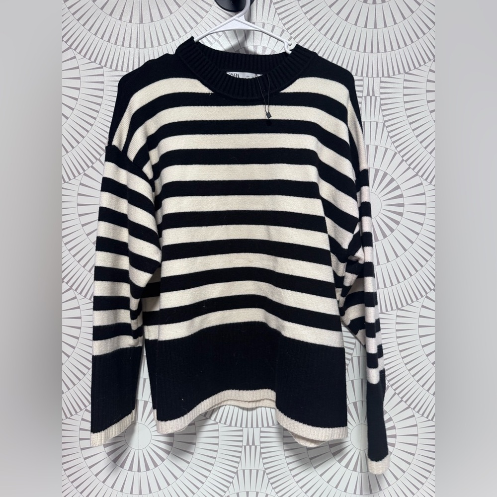 Zara Women’s‎ Black/White Crewneck Sweater Large